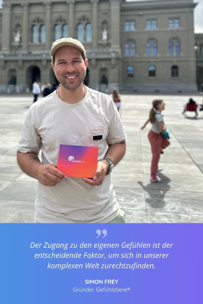 Simon Frey, Gründer Gefühlstiere®, vor dem Bundeshaus Bern mit Gefühlskarten-Set 